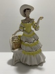 Antiga estatueta Dama em porcelana policromada com ricos detalhes. AVON 2011. Dimensões: 26 cm.