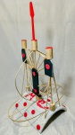 Arte popular - MC. Marcelo Conceição (1966, Niterói- RJ.) Assemblage.  Escultura abstrata. Marcelo  cria e desenvolve seu trabalho a partir de materiais recicláveis recolhidos nos descartes  urbanos. Suas concepções nos chegam carregados de intensa criatividade estética.  47x30x20,5cm.