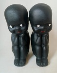 Ibejis.  Na cultura dos orixas Ibejis representam irmãos gêmeos.  No sincretismo religioso no Brasil estão relacionados a S. Cosme e S. Damião  Santos gêmeos da Igreja católica. Produzidos no Brasil em massa de estuque e policromia . Medindo cada peça 14x7,5x5cm.