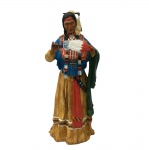 Escultura de índia norte americana em resina com riquíssimos detalhes. Dimensões: 40 cm.