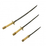 Miniaturas de espadas orientais em metal com cabo em resina e detalhes em dourado. Total de três peças. Dimensões: 21 cm (maior peça).