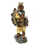 Escultura de índio norte americano em resina com riquíssimos detalhes. Dimensões: 39 cm.