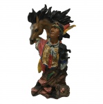Escultura de índio norte americano e cavalo em resina com riquíssimos detalhes. Dimensões: 35 cm.
