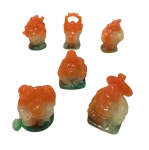 Conjunto com 6 miniaturas de budas em resina nas cores laranja, verde e bege. Dimensões: 4 cm.