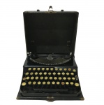 REMINGTON - Antiga máquina de escrever portátil, Déc 20, com maleta. Não testado. Dimensões: 11 cm x 28 cm x 30 cm.