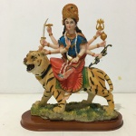 ÍNDIA - Escultura "Durga" em resina com ricos detalhes. Presença de restauro na lança. Dimensões: 31 cm x 27 cm x 12 cm