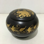 ÍNDIA - Pote circular em madeira, decorado com folhagens e figura de elefante em dourado sobre fundo preto. Dimensões: 10 cm x 12 cm.