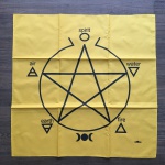 Toalha com pentagrama para altar, tarot e jogos. Nunca usado. Dimensões 70 x 70 cm.