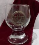 Taça com pentagrama em metal, acompanha folheto explicativo  , embalagem de veludo,  6cm diam, 9cm alt.