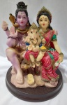 Ganesha e família, em resina pintada à mão. Produto importado. Falta lança e detalhe no chinelo. Dimensões: 18 cm x 14 cm.