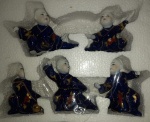 Budas shaolin ,lutando  kung-fu , em porcelana chinesa,  produto importado,  comp entre  11 e 13 cm (aprox.), larg entre 5 e 6 cm (aprox.), alt entre 9 e 11cm (aprox.).