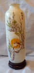 Vaso em fina porcelana  chinesa, pintado a mão  livre  , pastel flores e pássaros,  borda em finissimo fio de ouro, no verso identificação do artista. Suporte em madeira. Dimensões: 34 cmaproximadamente.