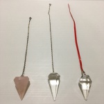 Conjunto  de pêndulos de cristal. Alguns com pequenos bicados. Dimensões: 5 cm aproximadamente.