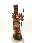 Escultura de índio norte americano em resina com riquíssimos detalhes. Dimensões: 39 cm.