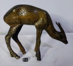 Pesada e bela escultura em bronze dourado e maciço, representando detalhada e decorativa figura de "CERVO", insinuando movimento. Medindo 17cm alt x 19cm larg.