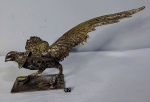 Antiga e Imponente Escultura, de grandes dimensões, em bronze, ricamente cinzelado, representando Faisão. Dimensões: 19 cm X 38 cm X 22 cm (Alt./Diâm.) 180,00 08-Espada antiga, cabo em bronze e lâmina em inox, possui marcas, desgastes e marcas de ferrugem. Peça excelente para ornamentação, medindo 41 5 cm