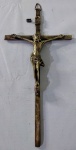 ARTE SACRA - Belíssimo Crucifixo, de grandes dimensões, em bronze, ricamente cinzelado. Dimensões: 38,5 cm X 19,5 cm Alt./Larg.).