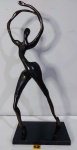 TONNY - "Figura Feminina" Imponente e antiga escultura contemporânea, em bronze patinado, magnificamente cinzelada. Apoiada sobre base em granito. Assinada. Medindo 63 cm.