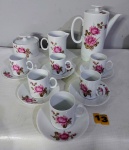Aparelho de café em porcelana Renner Medaillon com ornamentação floral sendo: 1 bule, 1 açucareiro com tampa, 1 leiteira, 6 xícaras p/ café com pires, novo na caixa nunca usado.