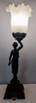 Belíssimo, grande e antigo abajur de metal patinado representando DAMA, com cúpula em vidro trabalhado em gomos, fiação nova. Medindo aproximadamente 64cm no total, escultura e cúpula.