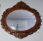 Belíssimo espelho com moldura em madeira nobre com entalhes à moda de Luís XV. Decorada com volutas e folhagens entalhadas à mão. Item raríssimo. Dimensões: comprimento x altura - 94 cm x 94 cm. Obs.: Devido às dimensões, o item não pode ser enviado pelos correios.