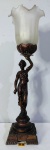 Belíssimo, grande e antigo abajur de metal patinado representando DAMA, com cúpula em vidro trabalhado em gomos, fiação nova. Medindo aproximadamente 64cm no total, escultura e cúpula.