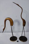 Exuberante par de garças em bronze polido alongadas e de design diferente formando belo conjunto, medindo 34cm a maior.