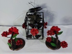 Belo trio composto de lustre e par de arandelas em fer forgé patinado, trabalhado com vazados, volutas, folhagens e flores em relevo.