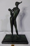 Carybé, Hector - (1911-1997) - Maternidade - "Mãe Baiana" - Escultura de bronze, assinada, apoiada sobre base de granito preto. Med.30x18cm. 48cm de altura.