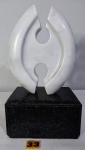 Bruno Giorgi (1905 - 1993) - Tensão - Escultura esculpida em mármore carrara sobre base em granito negro, assinatura na peça, medindo 32cm Alt x 18cm Larg.
