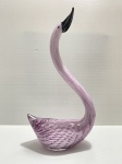 Escultura Pato de vidro com detalhes na cor rosa. Dimensões: 38 cm.
