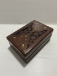 Caixa de madeira decorada com flores entalhadas e detalhes em metal dourado. Dimensões: 6 cm x 10 cm x 15 cm.