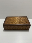 Caixa de madeira decorada com estilizados entalhados. Dimensões: 7 cm x 14 cm x 24 cm.