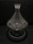 Antigo decanter de vidro da década de 70. Dimensões: 24 cm.