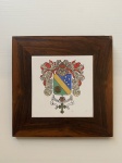 Quadro de madeira e placa de cerâmica esmaltada, decorado com brasão ao centro. Dimensões: 25 cm x 25 cm.