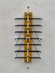 Escultura abstrata feita de madeira com detalhes nas cores branco, preto e amarelo com belos acabamentos. Obra única, assinado HDG no fundo. Dimensões: 60 cm aproximadamente. Recentemente, descobri minha paixão por criar esculturas abstratas, utilizando hastes de madeira e diversos tipos de materiais. Cada peça é uma combinação única de formas e cores, onde a simplicidade do material encontra a complexidade da criatividade. Meu trabalho busca criar composições artísticas que instigam a imaginação e despertam novas perspectivas.