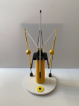 Escultura abstrata feita de madeira com detalhes nas cores branco, preto e amarelo com belos acabamentos. Obra única, assinado HDG no fundo. Dimensões: 42 cm x 22 cm x 32 cm. Recentemente, descobri minha paixão por criar esculturas abstratas, utilizando hastes de madeira e diversos tipos de materiais. Cada peça é uma combinação única de formas e cores, onde a simplicidade do material encontra a complexidade da criatividade. Meu trabalho busca criar composições artísticas que instigam a imaginação e despertam novas perspectivas.