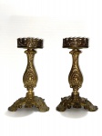 Antigo par de luminárias de bronze decoradas com estilizados em alto relevo. Falta peças, fiação e cúpula. Dimensões: 21 cm.