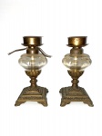 Antigo par de luminárias de metal e cristal lapidado decoradas com estilizados em alto relevo. Falta peças, fiação e cúpula. Dimensões: 19 cm.