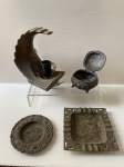 Lote com luminária de mesa de cerãmica, porta-joias e dois cinzeiros. . Dimensões: 20 cm (maior peça).