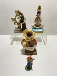 Lote com uma estatueta, dois objetos decorativos e uma miniatura. Peças feitas de metal, porcelana, resina e borracha. Dimensões: 20 cm (maior peça).
