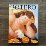 BOTERO - Werner Spies - Livro capa dura no idioma Inglês, 180 páginas com ricas ilustrações à cores. Exemplar impresso na Alemanha e publicado em 1992 pela a editora Prestel. Dimensões: 30 cm x 24 cm.