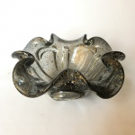Belíssimo centro de mesa murano em pasta de vidro com bordas onduladas e salpicado com folhas de ouro. Dimensões: 21 cm x 9 cm / 1,4 kg.