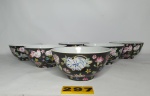 Kit com 6 lindas tigelas chinesa de cerâmica, com várias espécies de flores diferentes contrastando na cor preta. A cerâmica chinesa tem uma longa história, artesanato requintado, elegância e requinte. Estás tigelas podem ser usadas como tigelas de cozinha e possuem um bom valor de coleção. Med. 5,5cm de altura X 11,5cm de diâmetro.