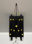 Escultura abstrata feita de madeira com detalhes nas cores preto e amarelo com belos acabamentos. Obra única, assinado HDG no fundo. Dimensões: 50 cm aproximadamente. Recentemente, descobri minha paixão por criar esculturas abstratas, utilizando hastes de madeira e diversos tipos de materiais. Cada peça é uma combinação única de formas e cores, onde a simplicidade do material encontra a complexidade da criatividade. Meu trabalho busca criar composições artísticas que instigam a imaginação e despertam novas perspectivas.