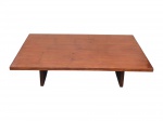 <B>MOBILIARIO DESIGN</b>, uma (1) mesa de centro confeccionada em madeira escura, apoiado sobre dois