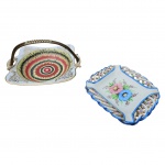 Duas peças em porcelana sendo uma cestinha com alça em rattan marcado na base Paraná e um cinzeiro com bordas entrelaçadas e decoração floral, marcado na base Spain. Med. 18x15x9cm alt. e 13x13cm