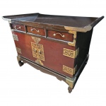 Antiga arca Chinesa em madeira e bronze com três gavetas centrais e armário com duas portas, laterais arredondadas e pés recurvos. Alt. 54, 47x79cm