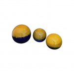 Três esferas em vidro nas cores azul e amarelo. Maior Alt. 13 x 14 cm diam a Alt. 9cm  e 10cm diam.