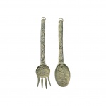 Colher e Garfo decorativos, em bronze, destacando, em relevo. Medidas: 41 x 9 cm (colher) e 43 x 8,5 cm (garfo)